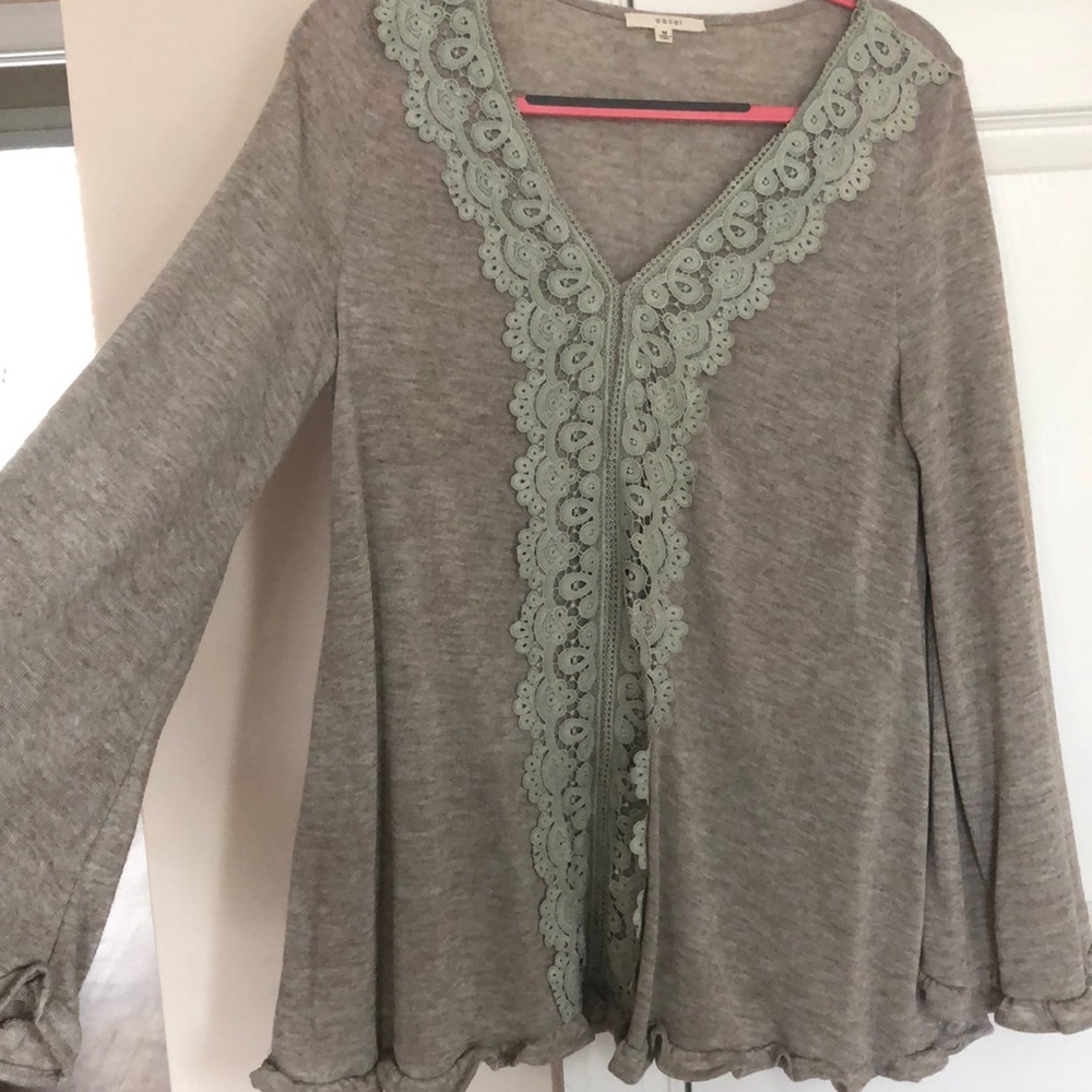 Gently worn top. lace detailing. ruffled sleeves.